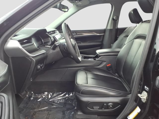 Used 2023 Jeep Grand Cherokee Limited w/ Black Appearance Package AWD/4WD image 9