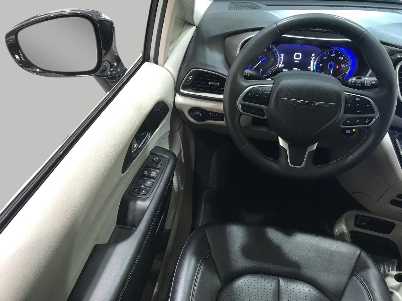 Used 2024 Chrysler Pacifica Touring-L image 5