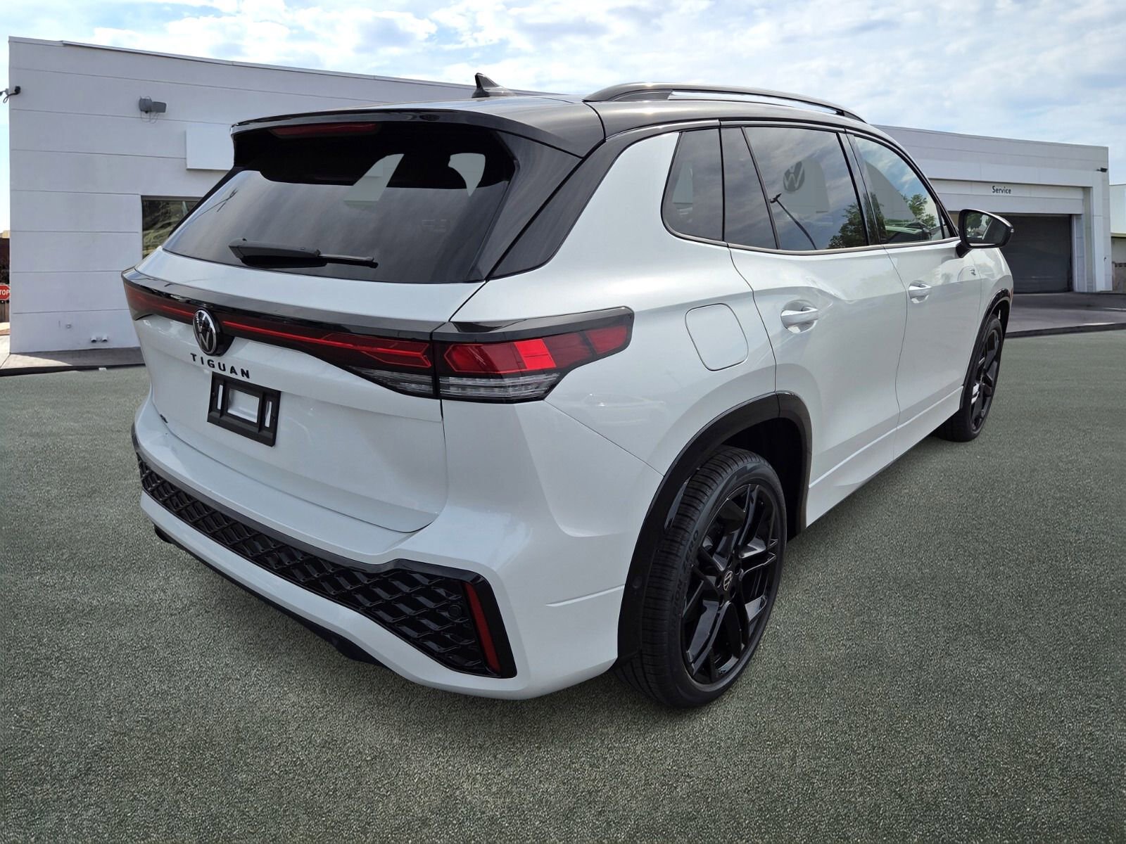 New 2026 Volkswagen Tiguan SE R-Line FWD image 3