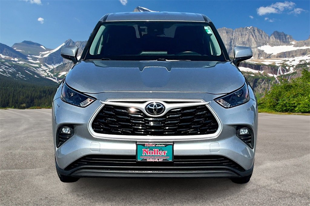 Used 2024 Toyota Highlander LE image 3