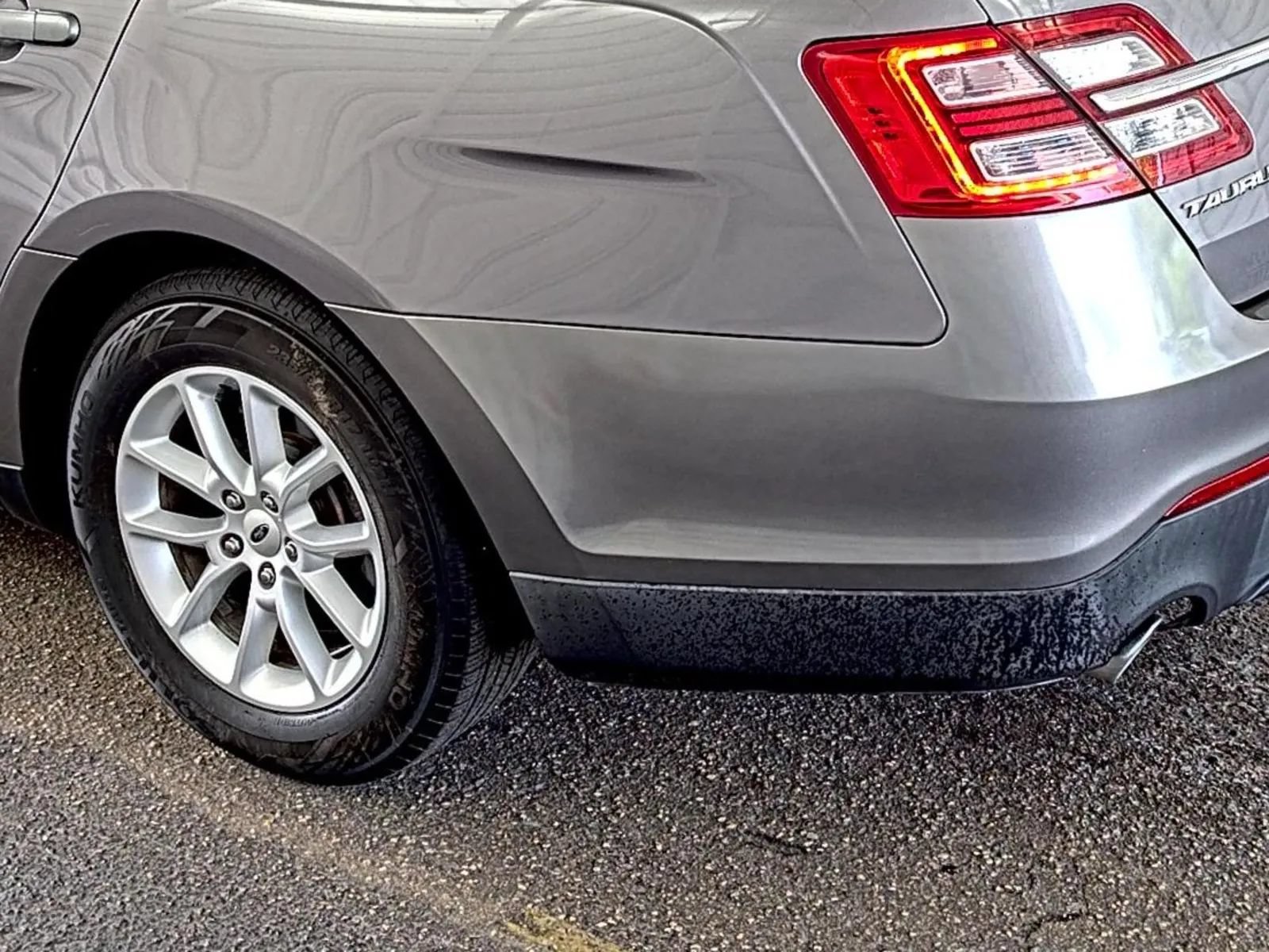 Used 2014 Ford Taurus SE FWD image 25