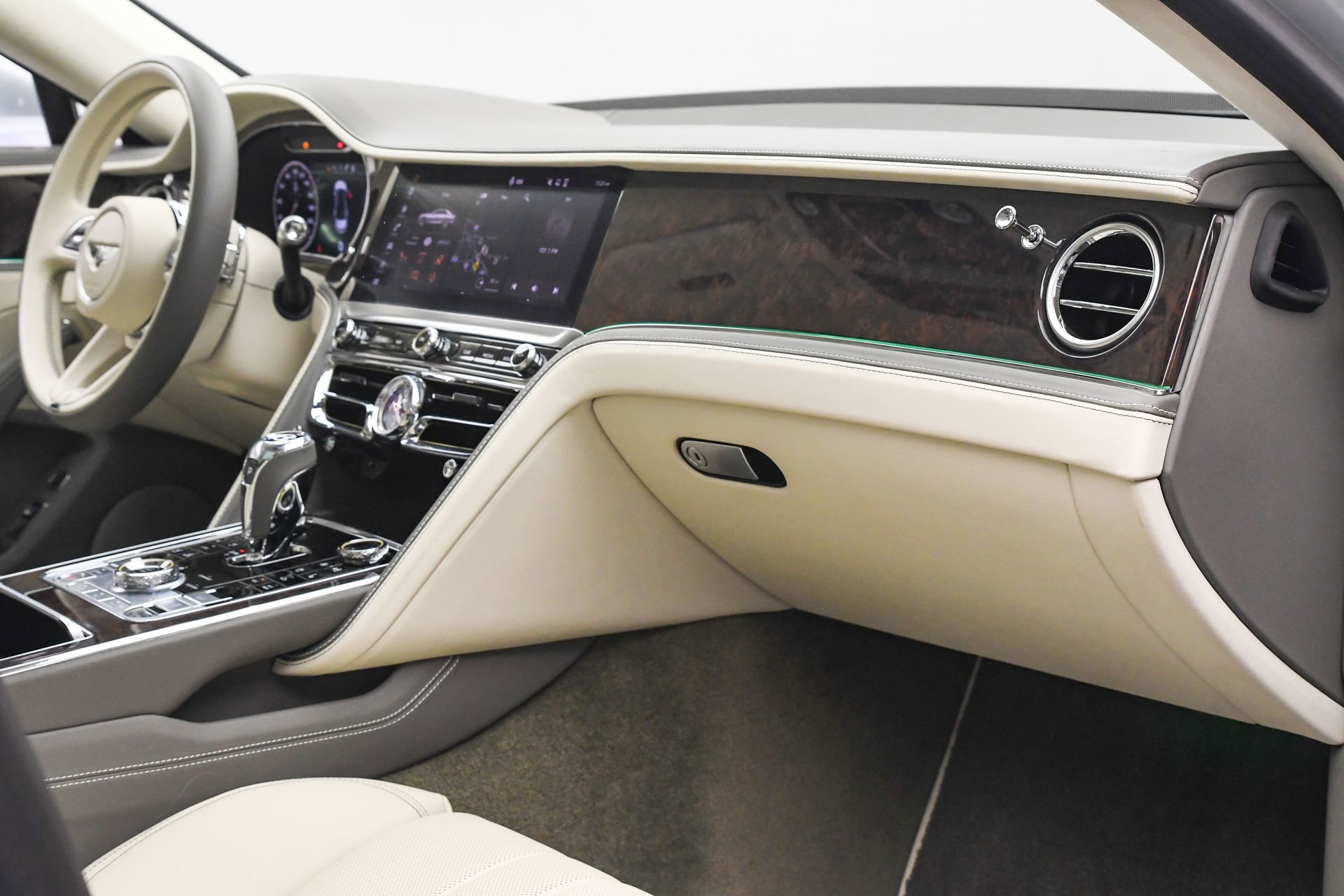 Used 2022 Bentley Flying Spur V8 image 21