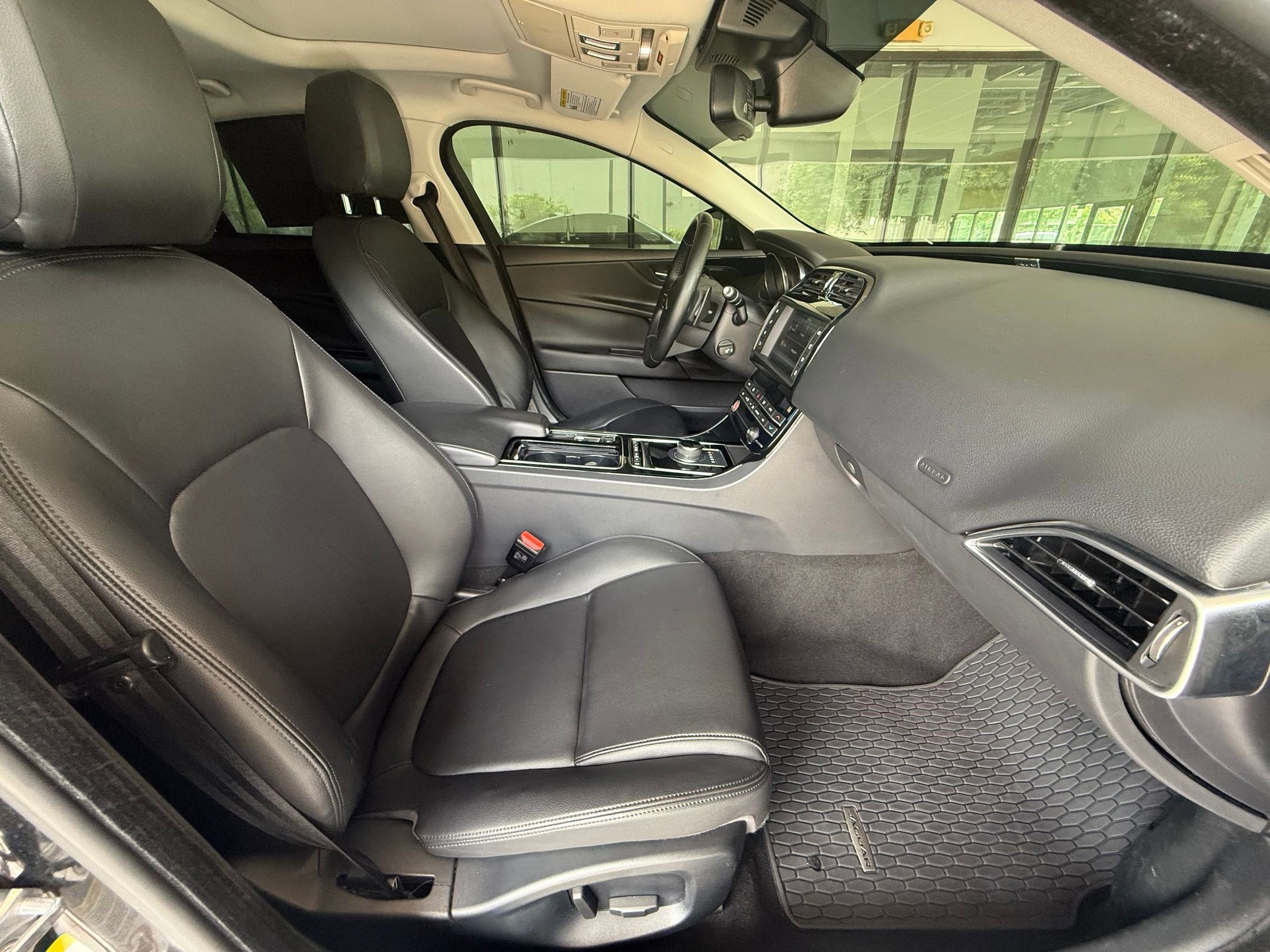 Used 2018 Jaguar XE Premium AWD/4WD image 30