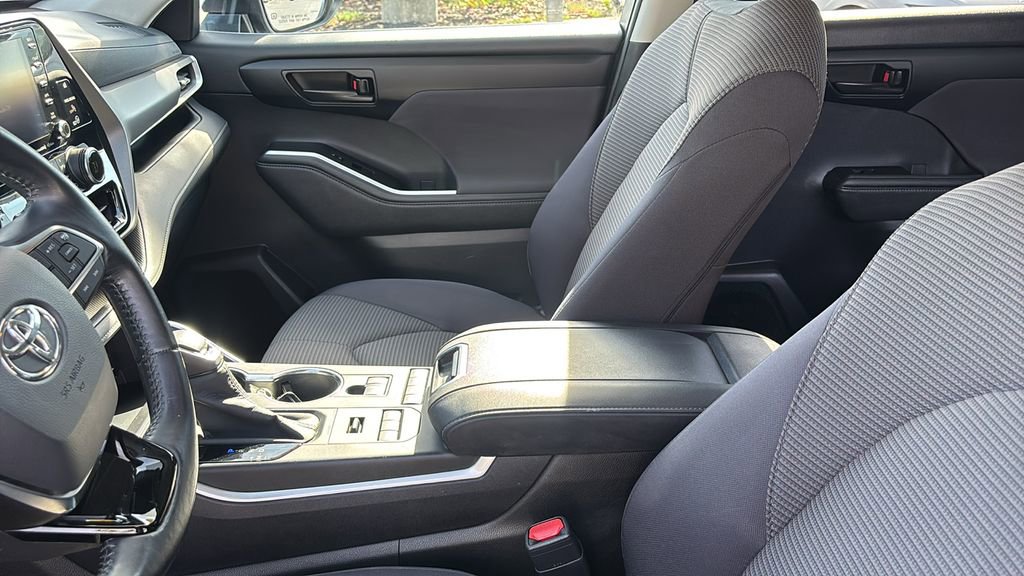 Used 2020 Toyota Highlander LE image 24
