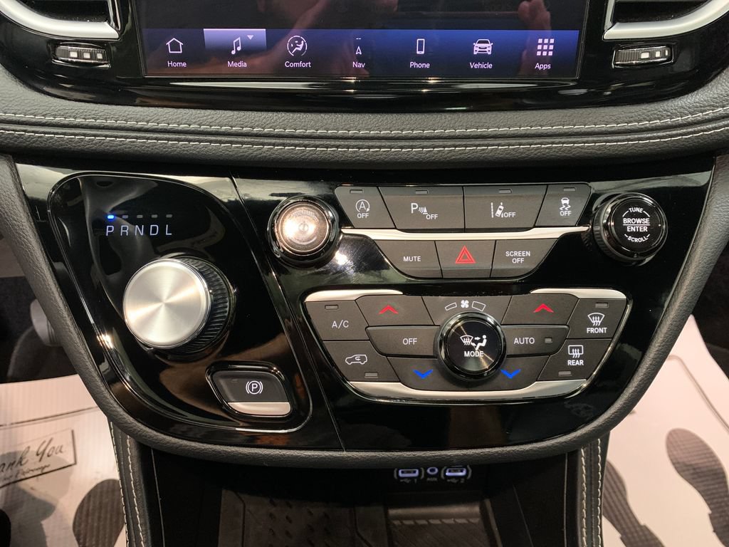 Used 2025 Chrysler Pacifica Limited FWD image 30