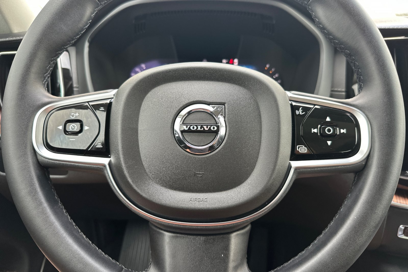 Certified 2023 Volvo XC60 B5 Ultimate AWD/4WD image 28