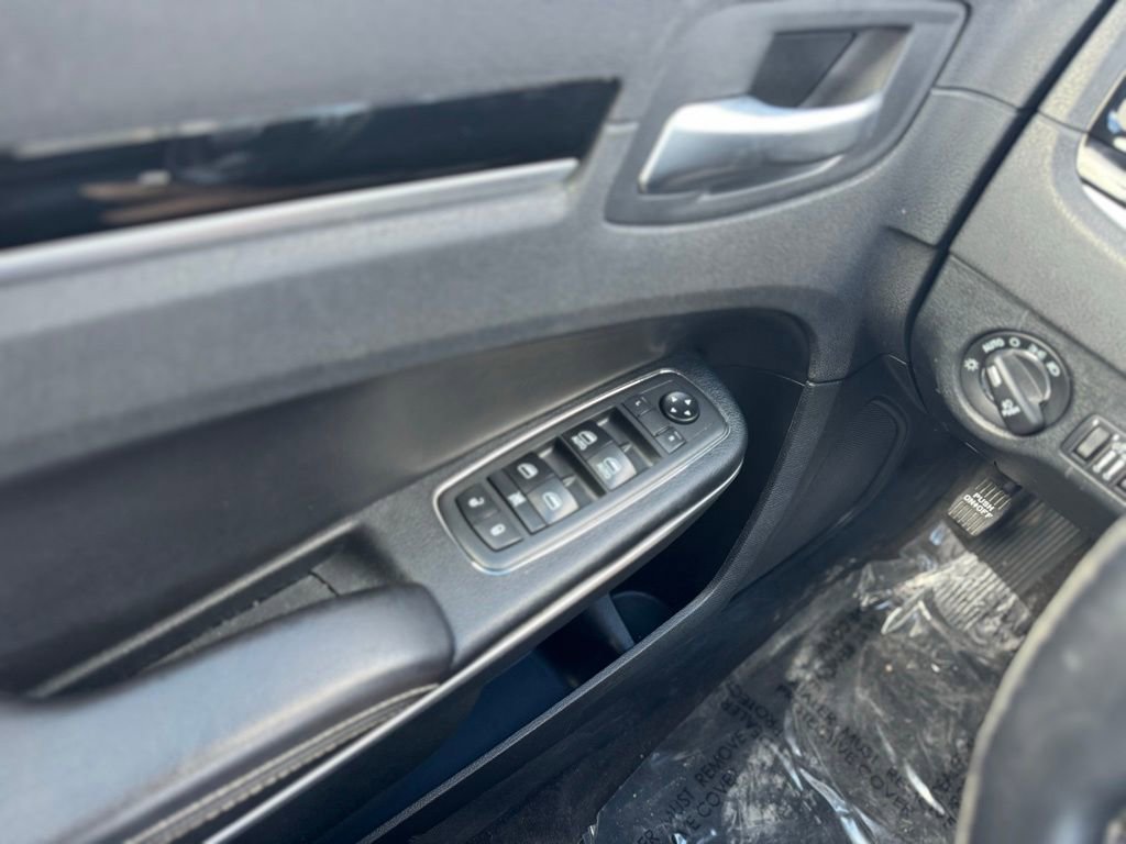 Used 2018 Chrysler 300 S AWD/4WD image 21