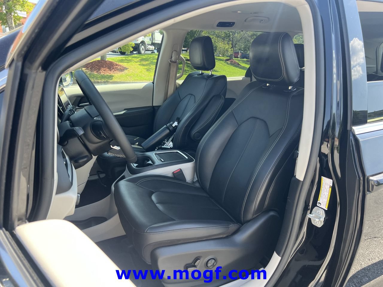 Used 2024 Chrysler Pacifica Touring-L FWD image 20