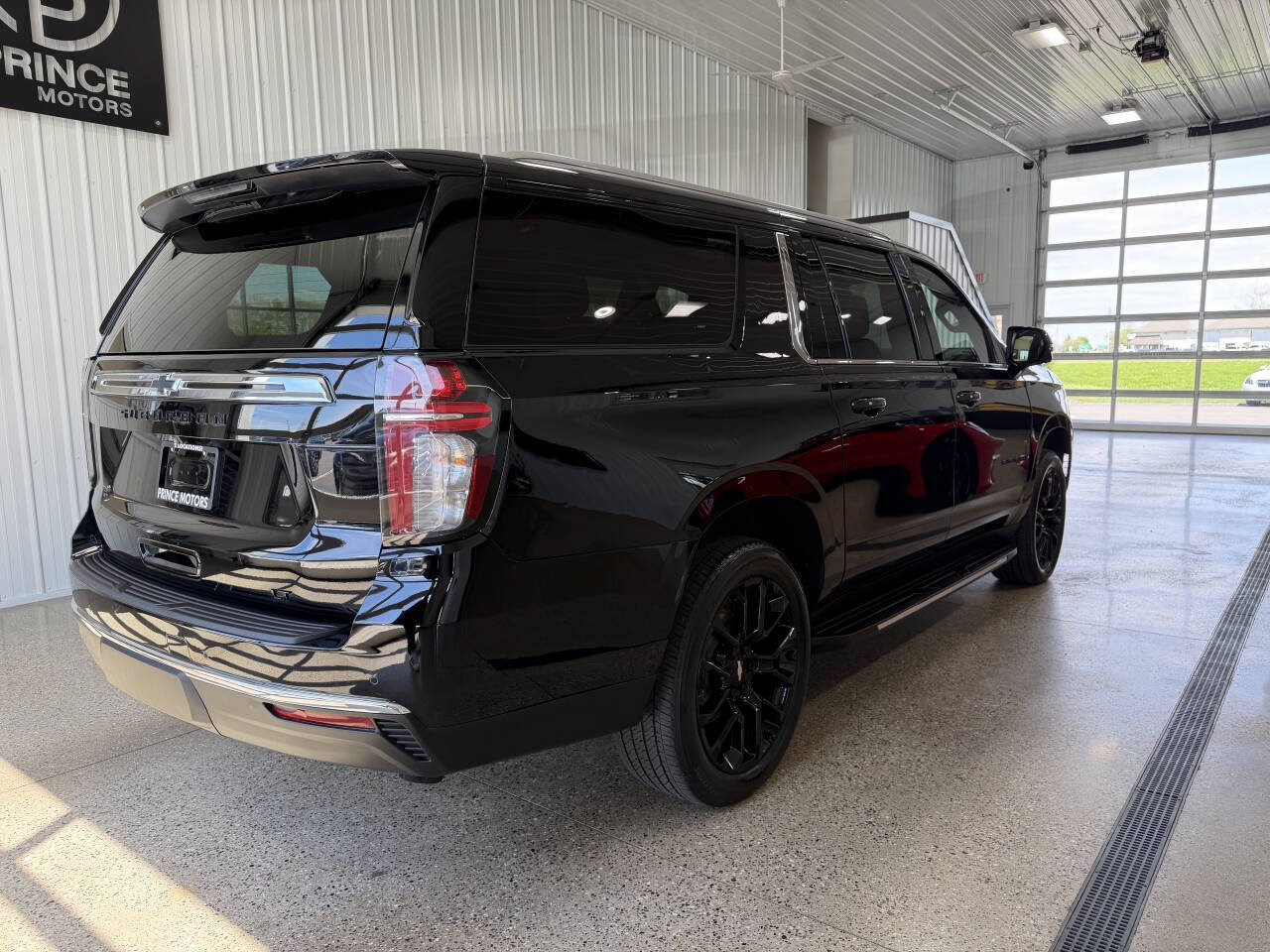 Used 2024 Chevrolet Suburban LT w/ Luxury Package AWD/4WD image 6