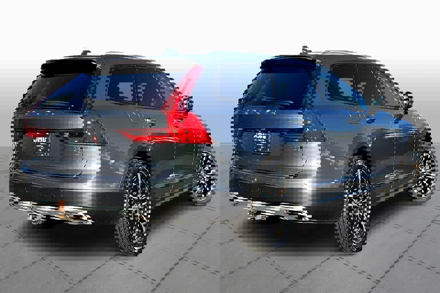 Used 2019 Volvo V90 T5 Cross Country w/ Protection Package Premier image 13