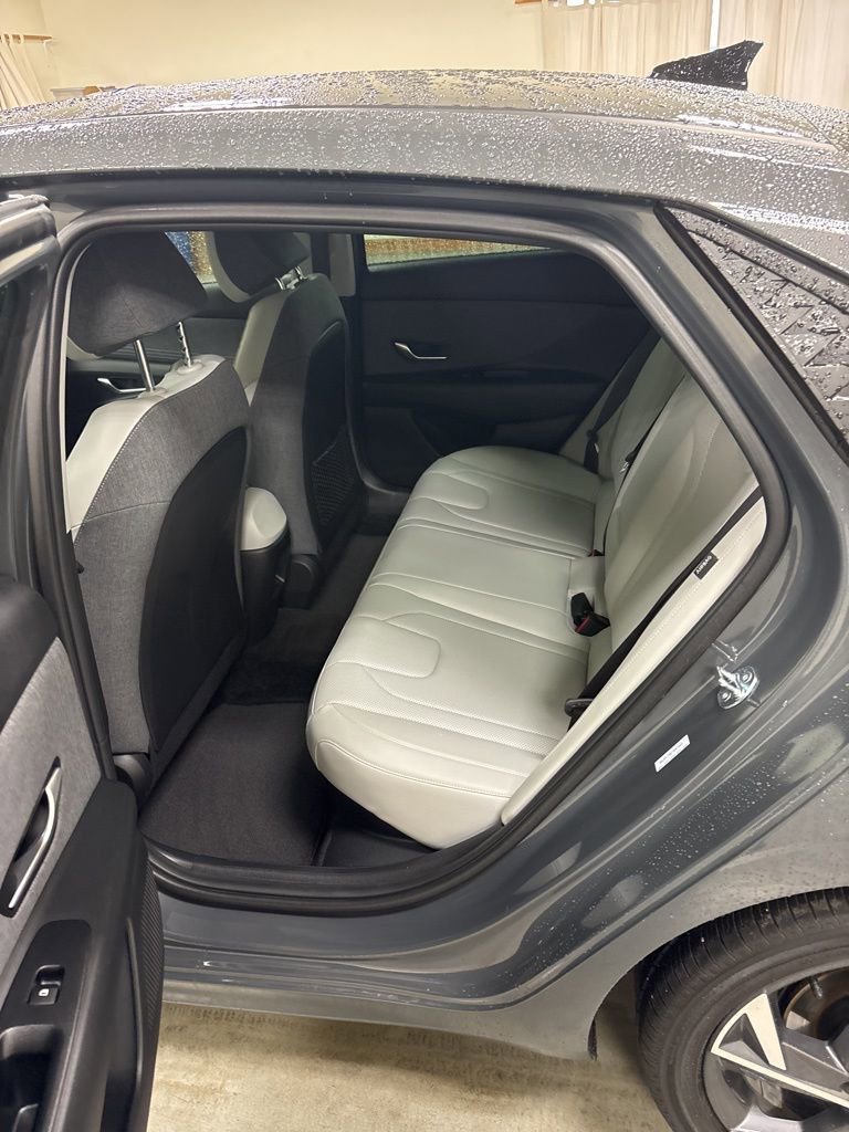 Used 2025 Hyundai Elantra Limited image 21