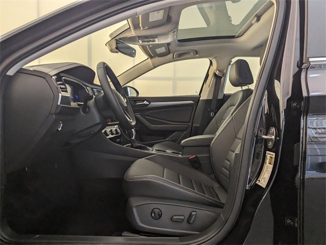 Certified 2022 Volkswagen Jetta SE w/ Panoramic Sunroof Package image 6
