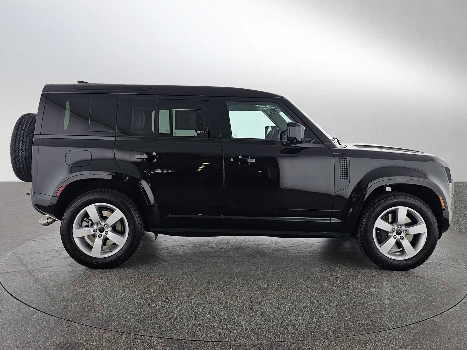 New 2026 Land Rover Defender 110 X-Dynamic SE image 6