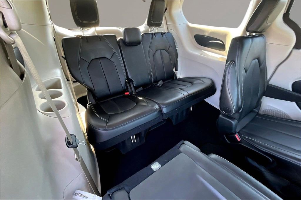 Used 2023 Chrysler Pacifica Touring-L image 26