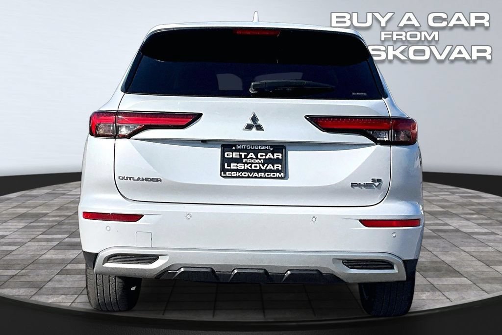 Used 2024 Mitsubishi Outlander 4WD Plug-In Hybrid image 4