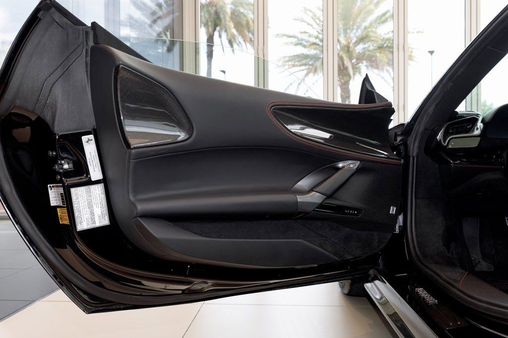 Used 2022 Ferrari SF90 Spider image 16