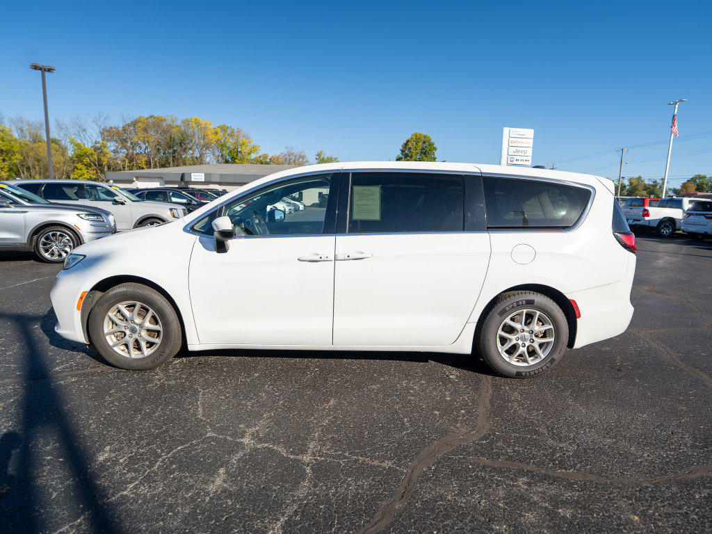Used 2023 Chrysler Pacifica Touring-L FWD image 6