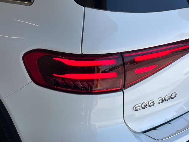 Used 2025 Mercedes-Benz EQB 300 4MATIC image 19