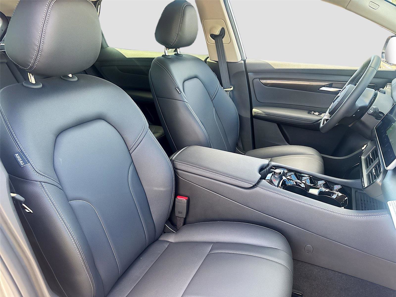 New 2025 VinFast VF 8 Eco image 28