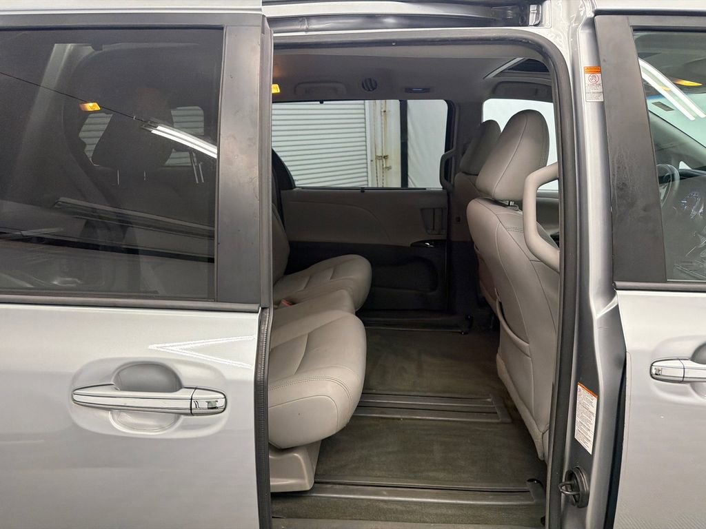 Used 2017 Toyota Sienna XLE FWD image 16