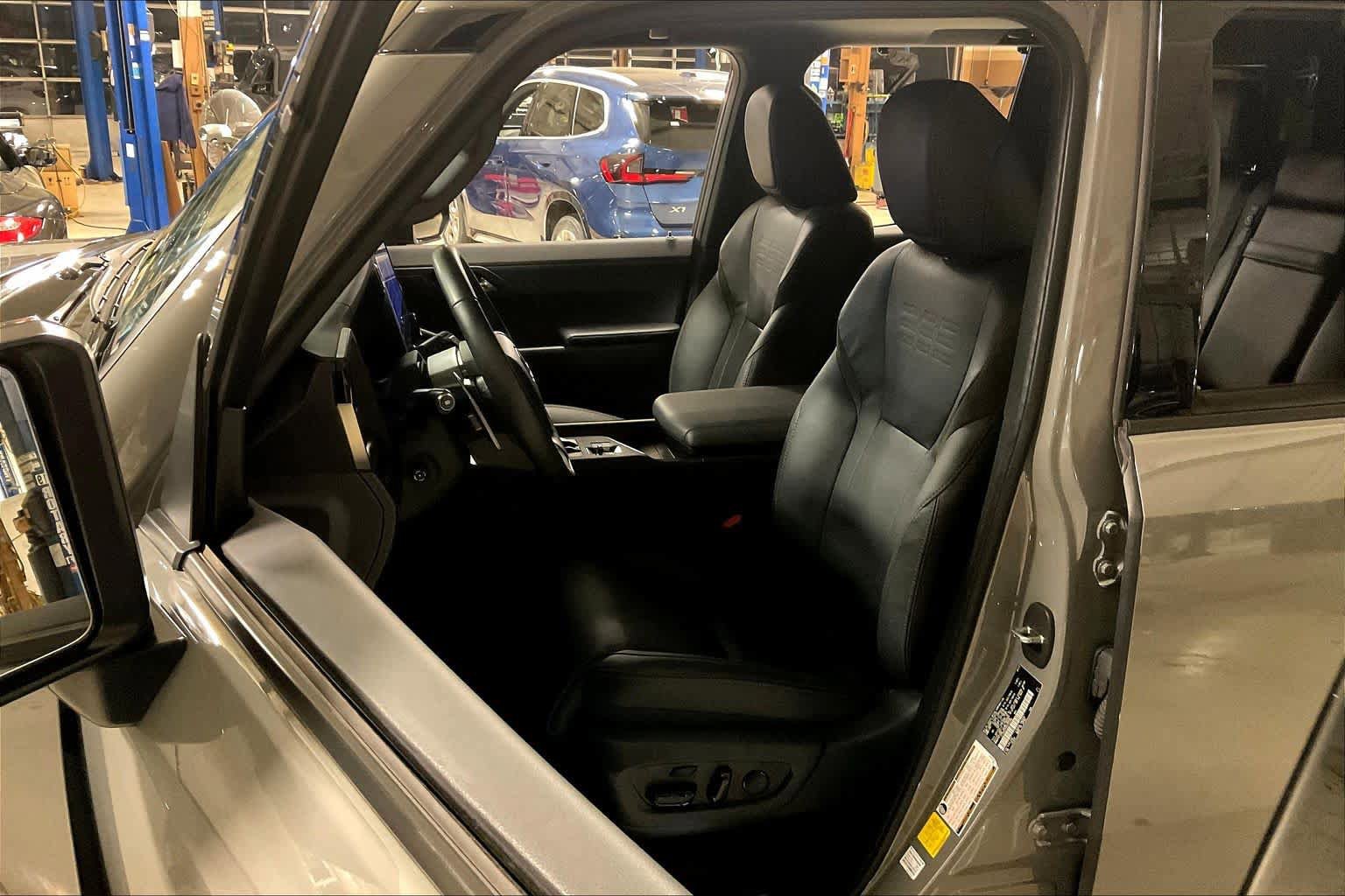 Used 2024 Lexus GX 550 image 7