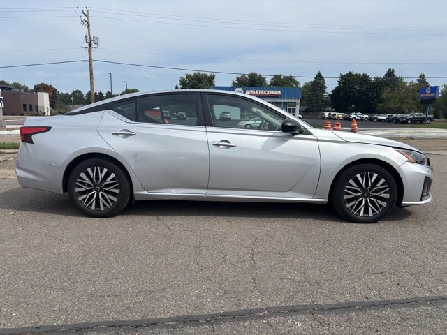 Used 2024 Nissan Altima 2.5 SV image 8