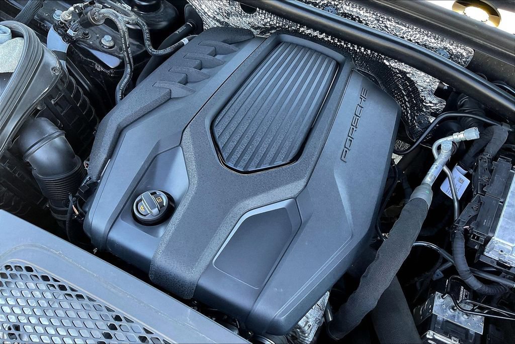 Used 2023 Porsche Macan AWD/4WD image 30