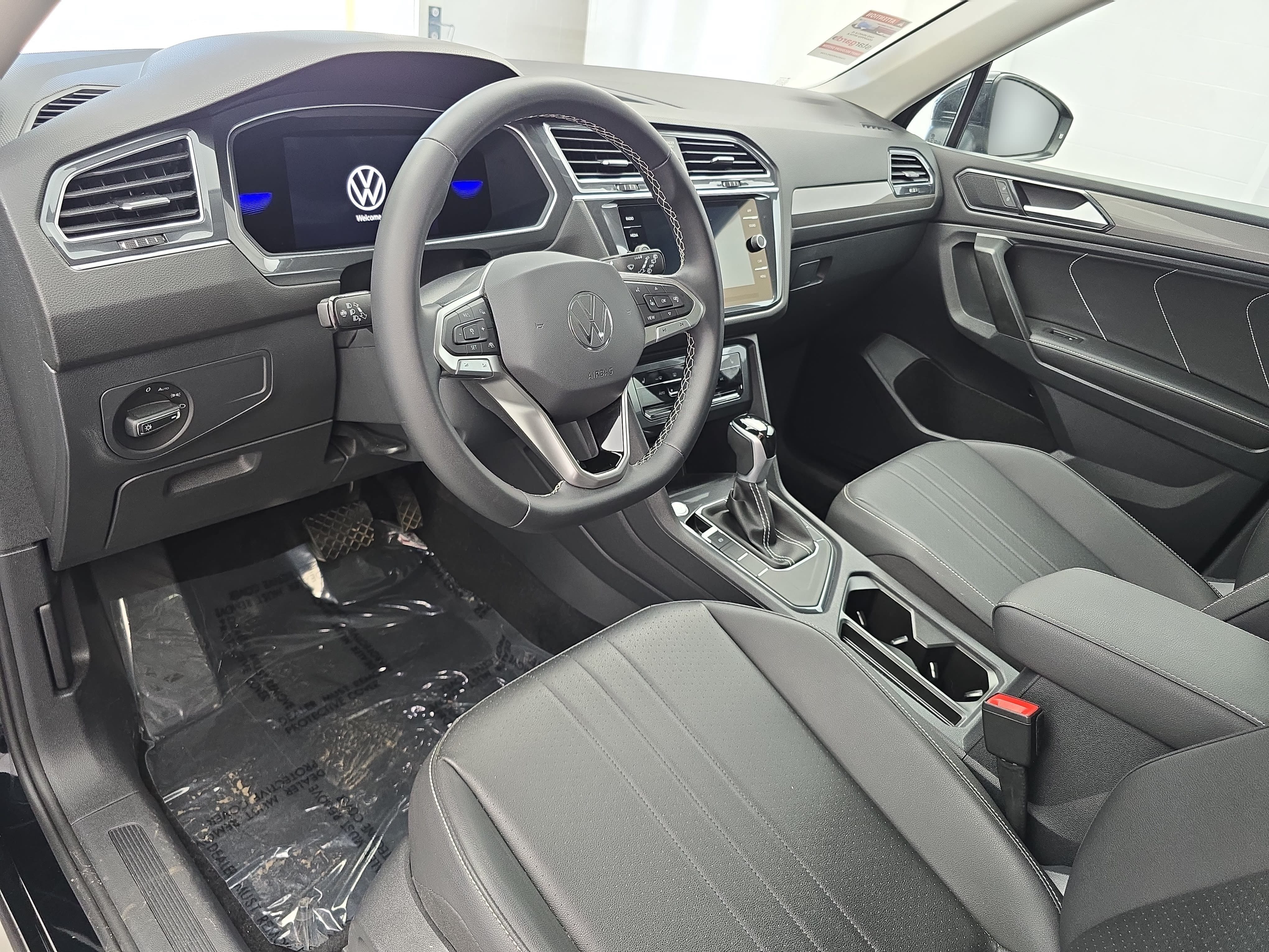 Used 2023 Volkswagen Tiguan SE w/ Panoramic Sunroof Package FWD image 16