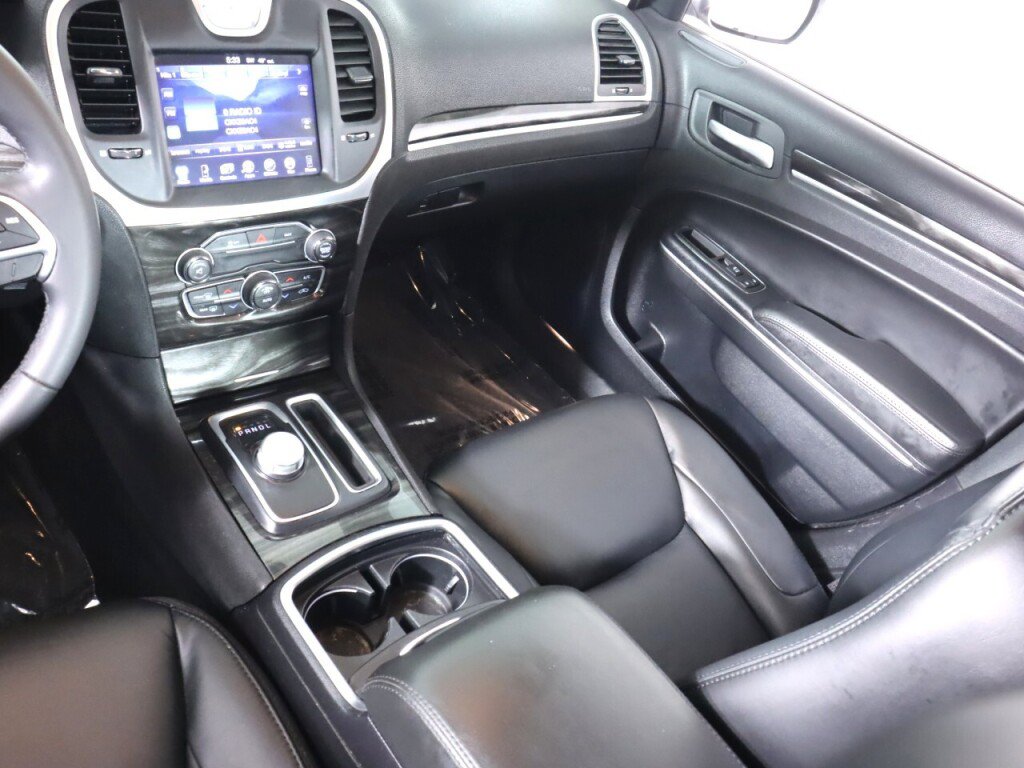Used 2015 Chrysler 300 Limited RWD image 28