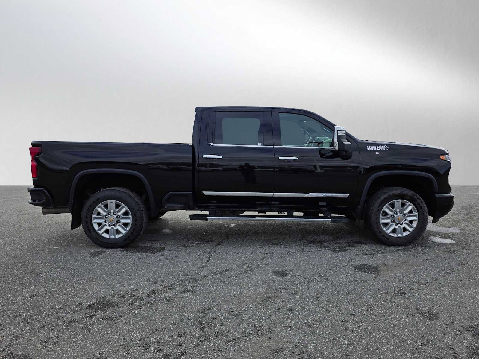 Used 2024 Chevrolet Silverado 2500 High Country w/ High Country Premium Package AWD/4WD image 2