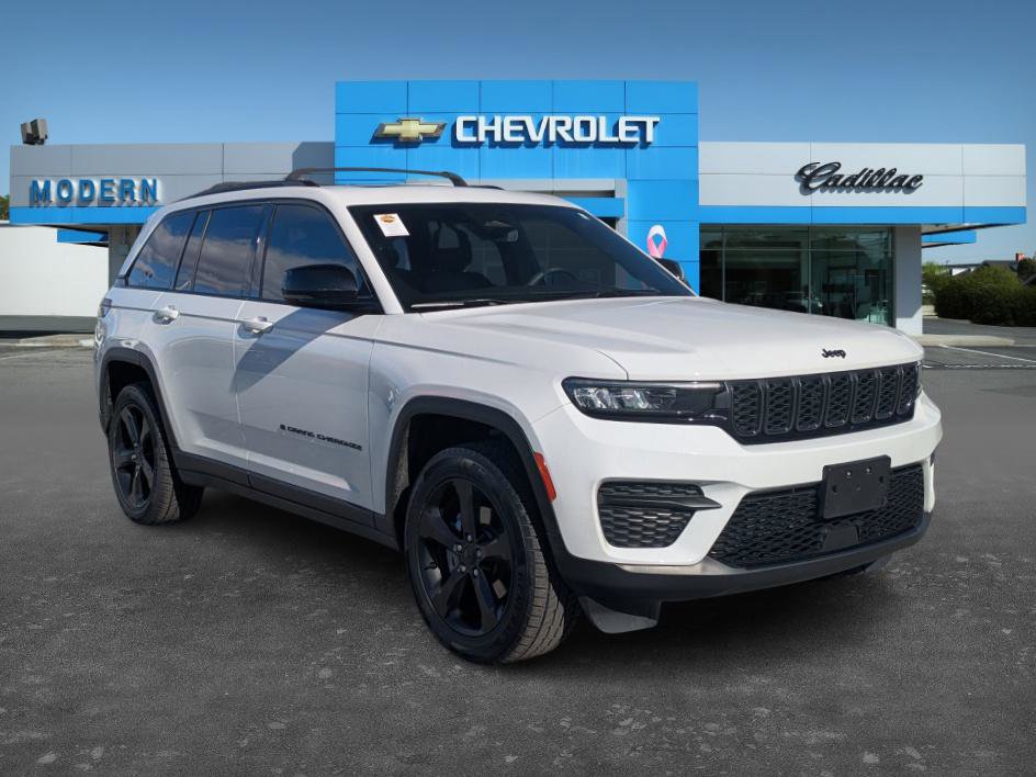 Used 2023 Jeep Grand Cherokee Altitude image 3