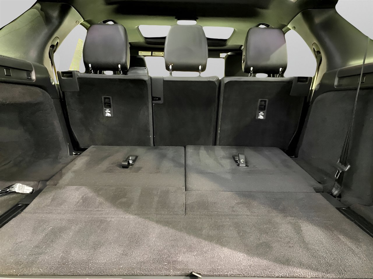 Used 2017 Land Rover Discovery SE image 32