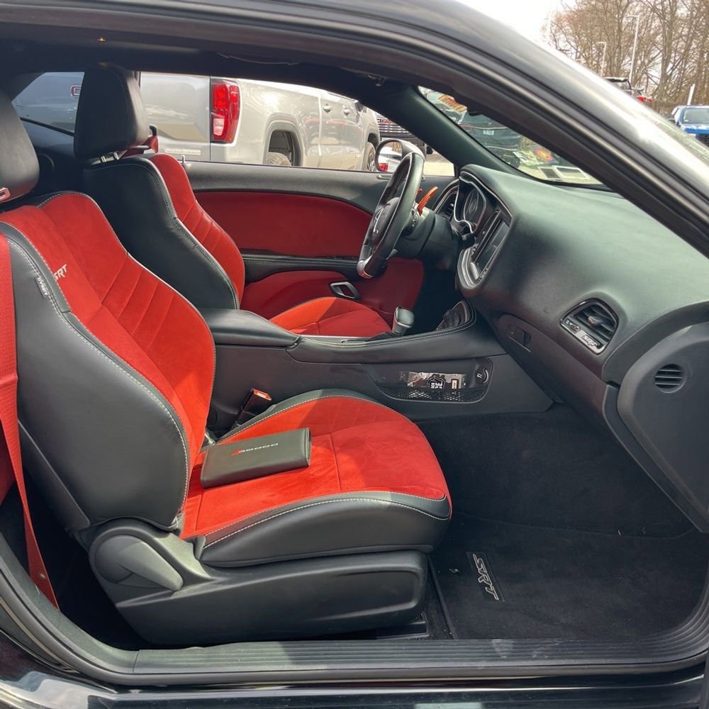 Used 2016 Dodge Challenger SRT w/ Technology Group image 8