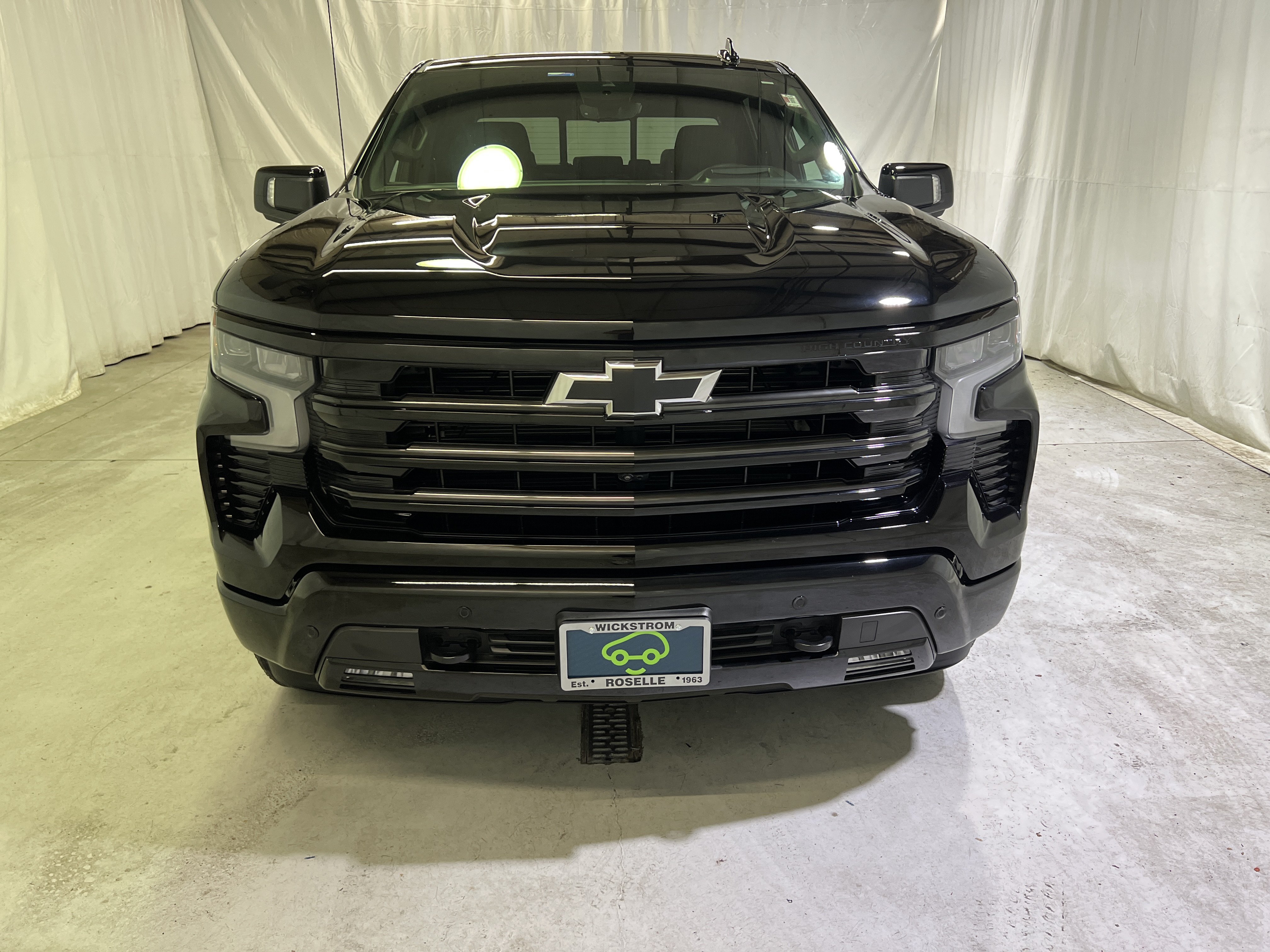 Certified 2025 Chevrolet Silverado 1500 High Country w/ Midnight Edition AWD/4WD image 3