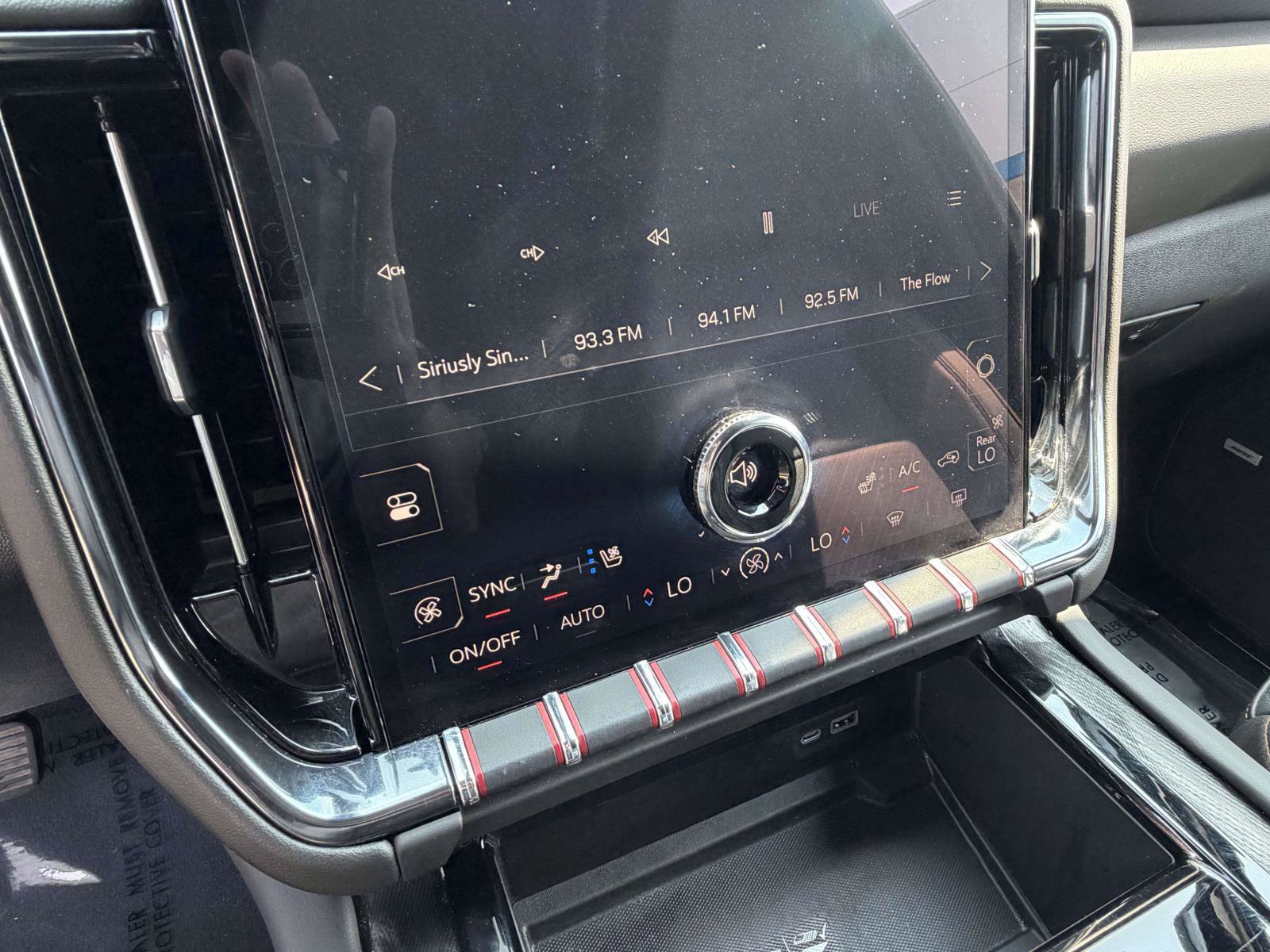 Used 2025 GMC Yukon XL AT4 w/ AT4 Premium Package AWD/4WD image 13