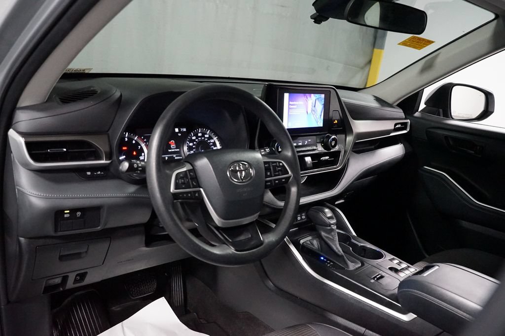 Used 2023 Toyota Highlander L FWD image 11