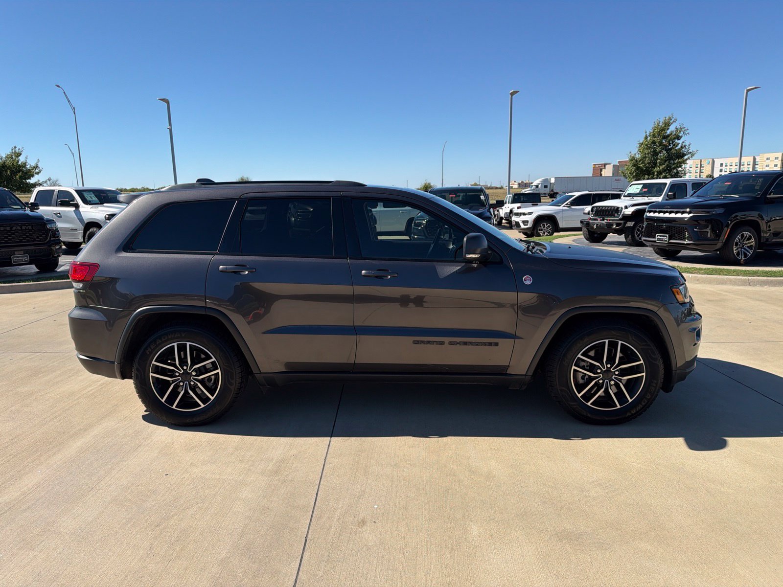 Used 2020 Jeep Grand Cherokee Trailhawk w/ Trailhawk Luxury Group AWD/4WD image 6