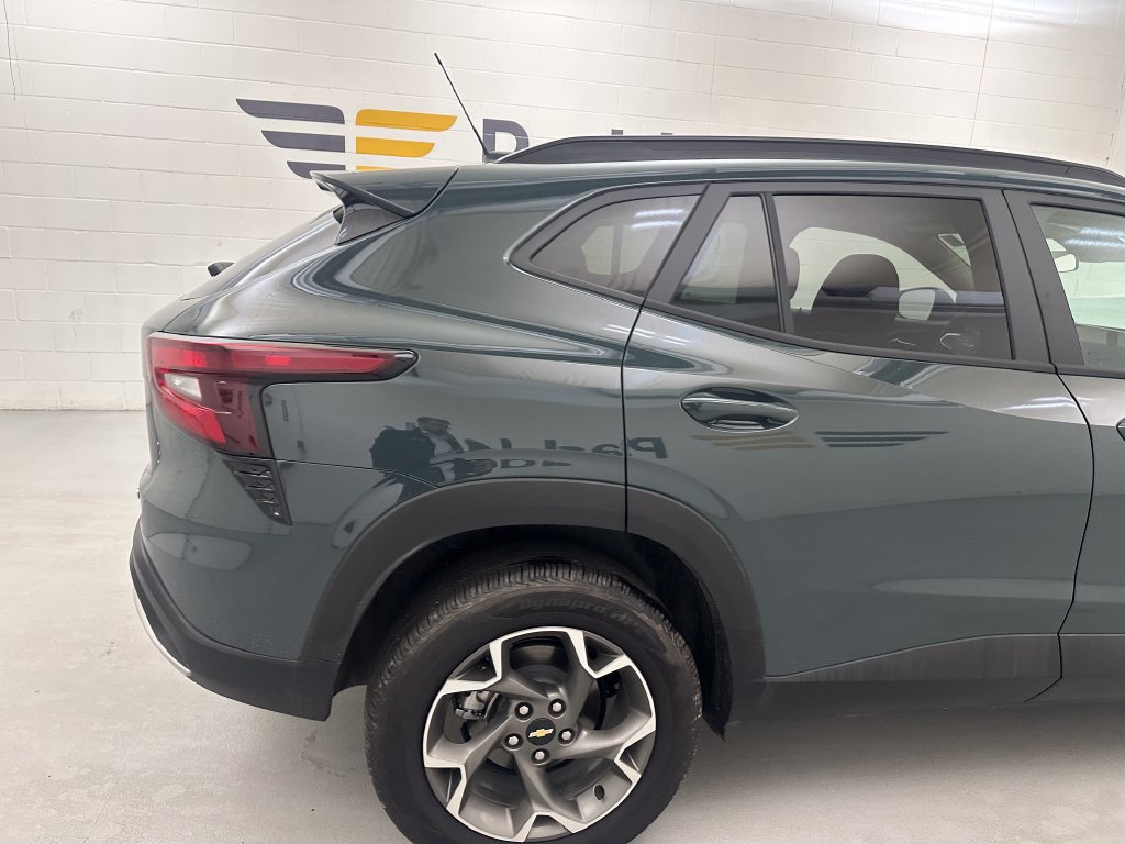 Used 2026 Chevrolet Trax LT w/ LT Convenience Package FWD image 9