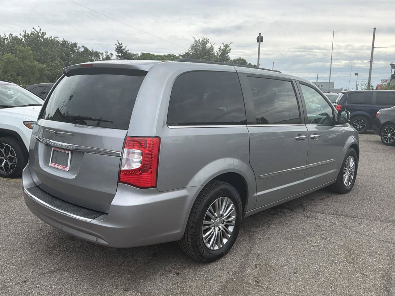 Used 2014 Chrysler Town & Country Touring-L w/ Driver Convenience Group FWD image 6