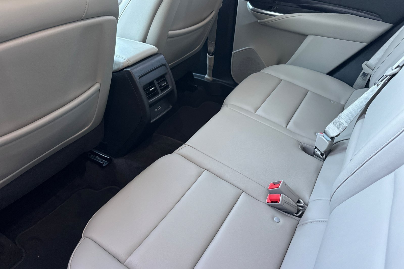 Used 2021 Cadillac XT4 Luxury w/ Driver Awareness Package FWD image 12
