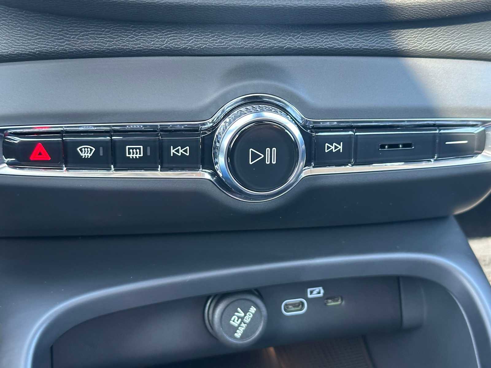 New 2026 Volvo XC40 B5 Ultra w/ Climate Package image 33