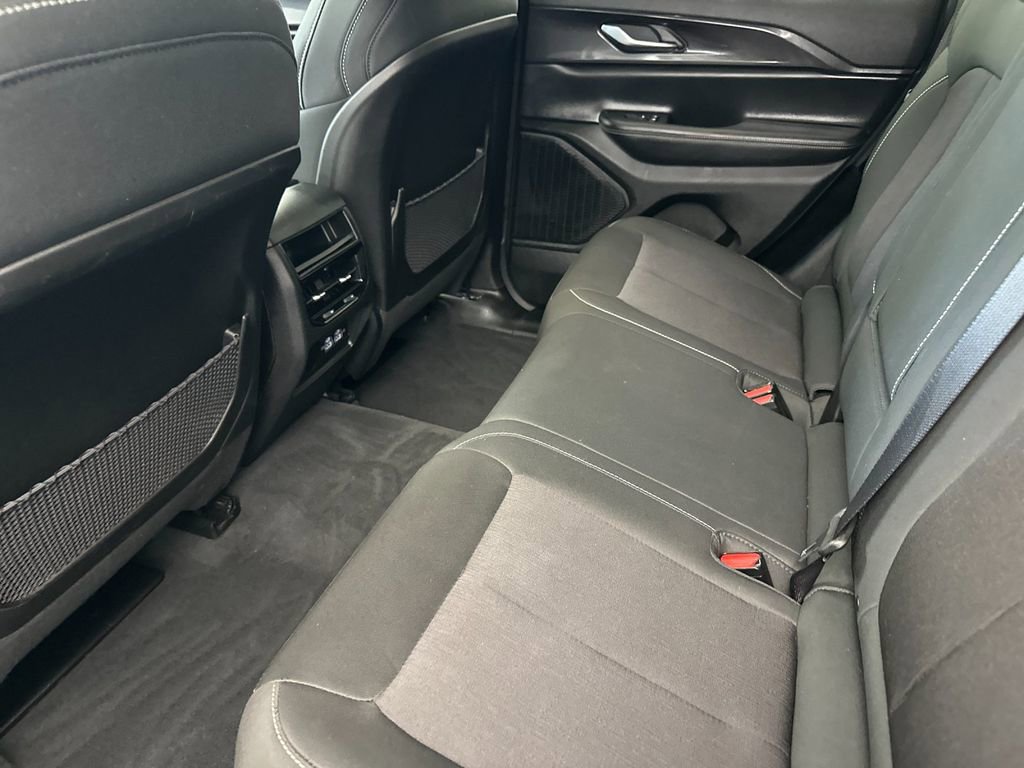 Used 2023 Jeep Grand Cherokee Laredo w/ Luxury Tech Group I AWD/4WD image 11