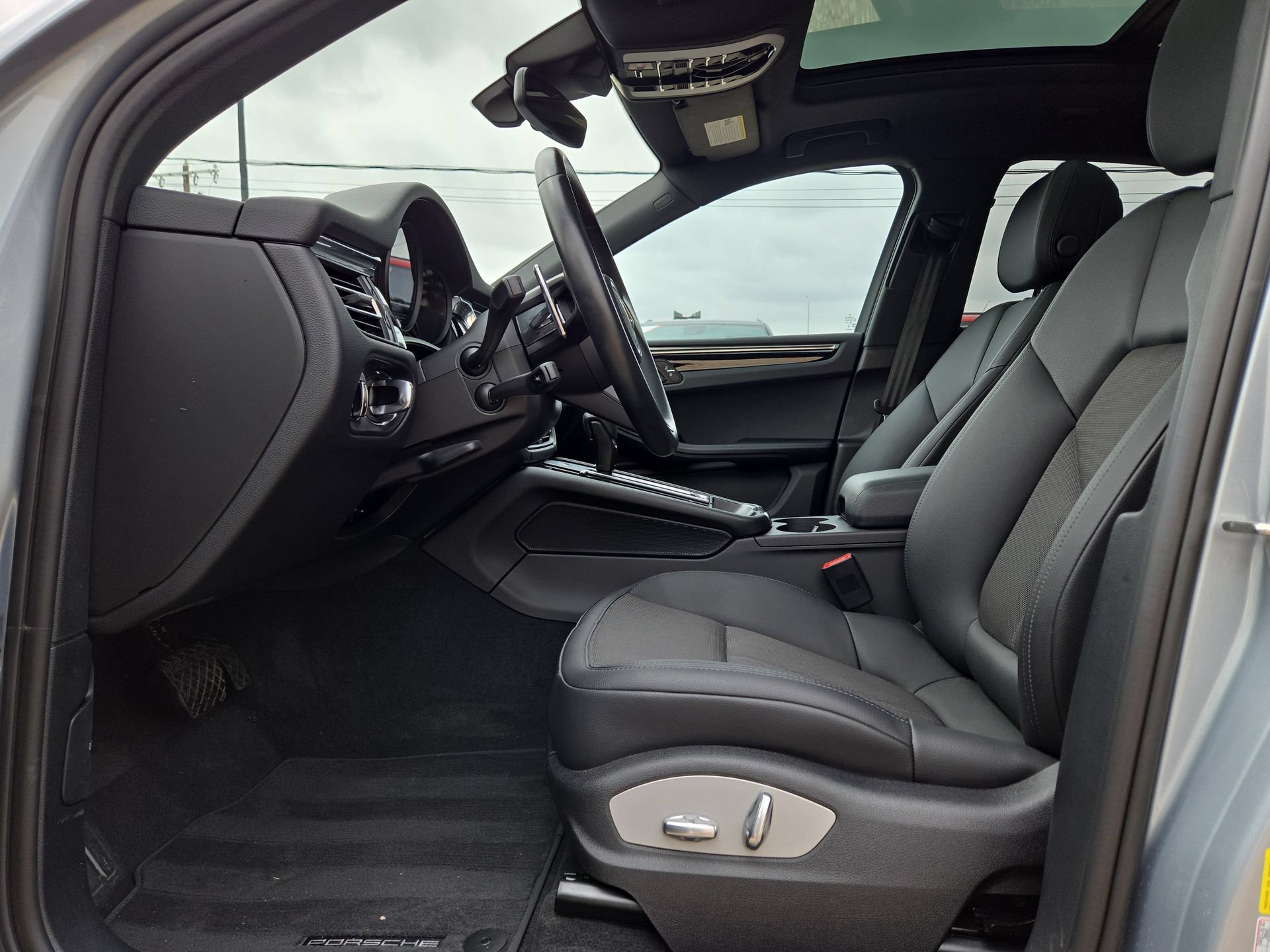 Used 2025 Porsche Macan AWD/4WD image 16
