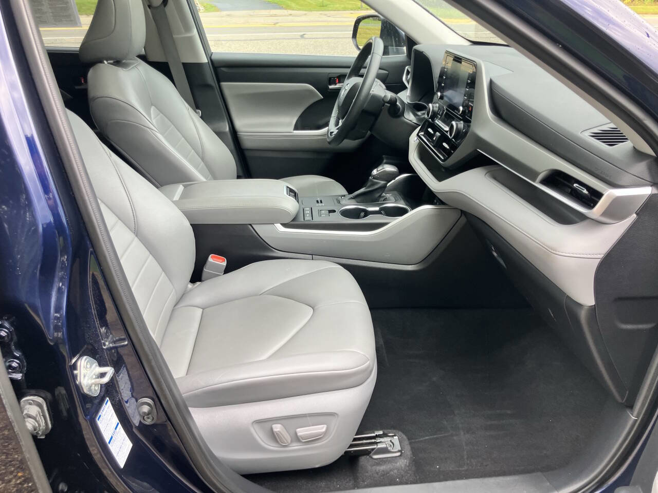 Used 2021 Toyota Highlander XLE image 27