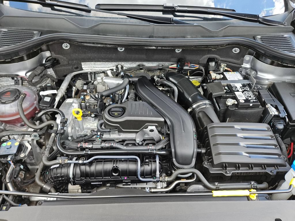 Used 2025 Volkswagen Taos SE FWD image 24