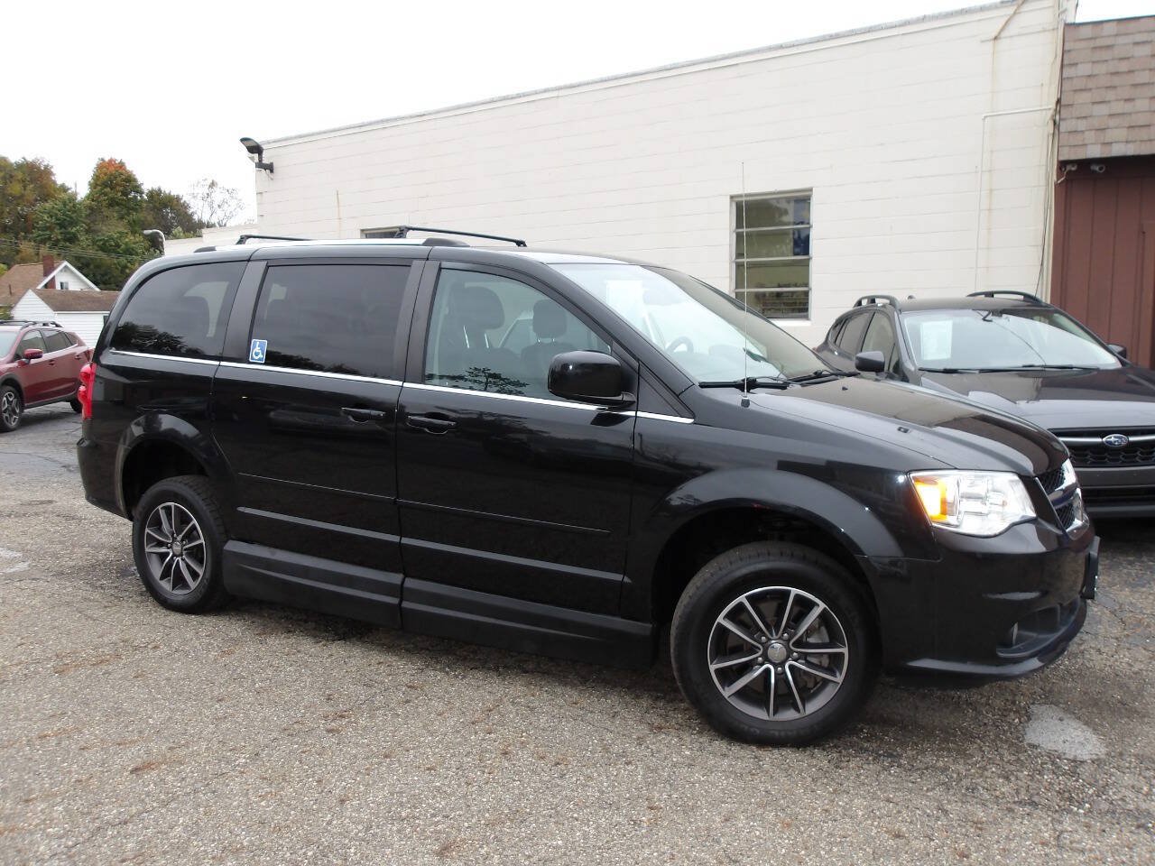 Used 2017 Dodge Grand Caravan SXT w/ Rear Park Assist Package FWD image 8