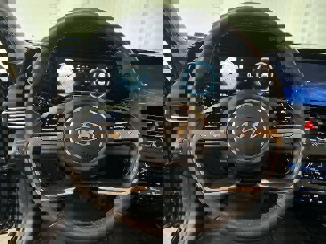 Used 2025 Hyundai Elantra Limited image 11