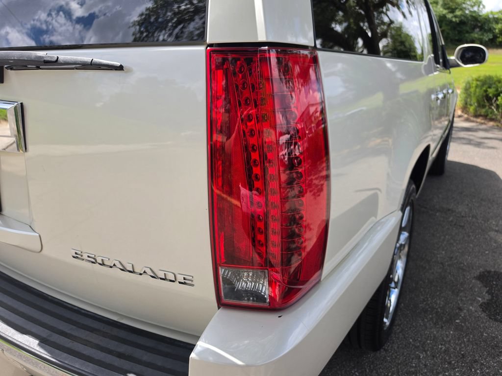 Used 2011 Cadillac Escalade ESV Premium RWD image 14