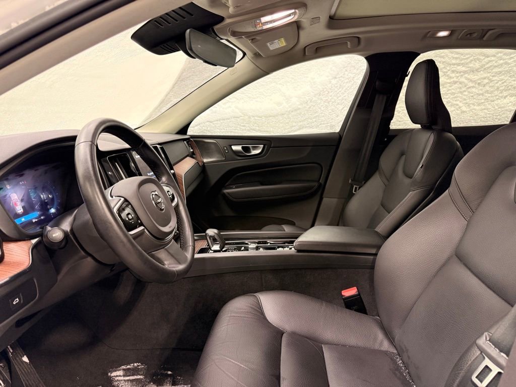 Used 2023 Volvo XC60 B5 Plus image 12