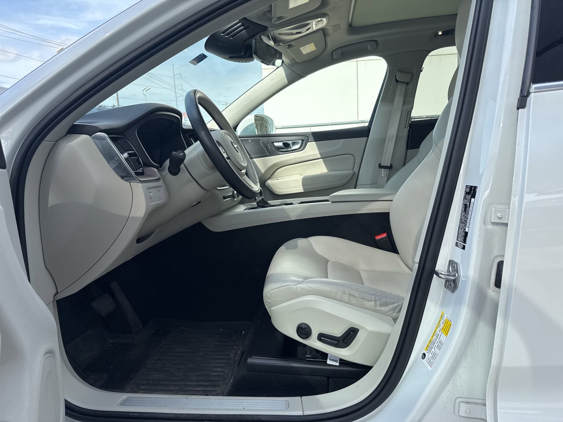 Used 2021 Volvo XC60 T5 Momentum w/ Advanced Package image 9